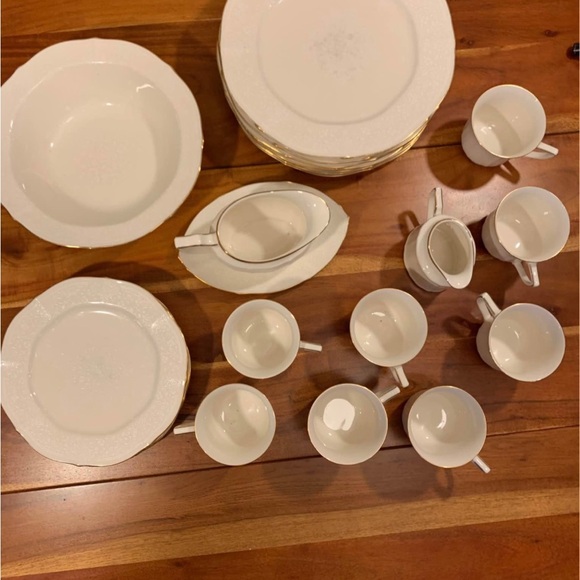 Noritake CHANDON 23 piece set. - Picture 2 of 5